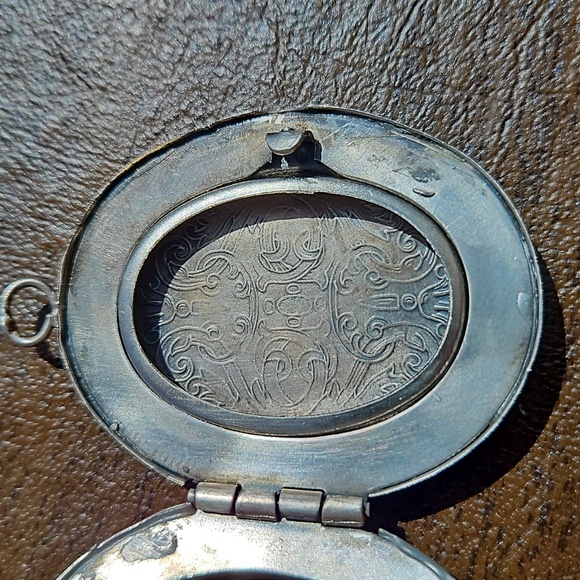 Vintage Intricate Locket - Picture 6 of 6